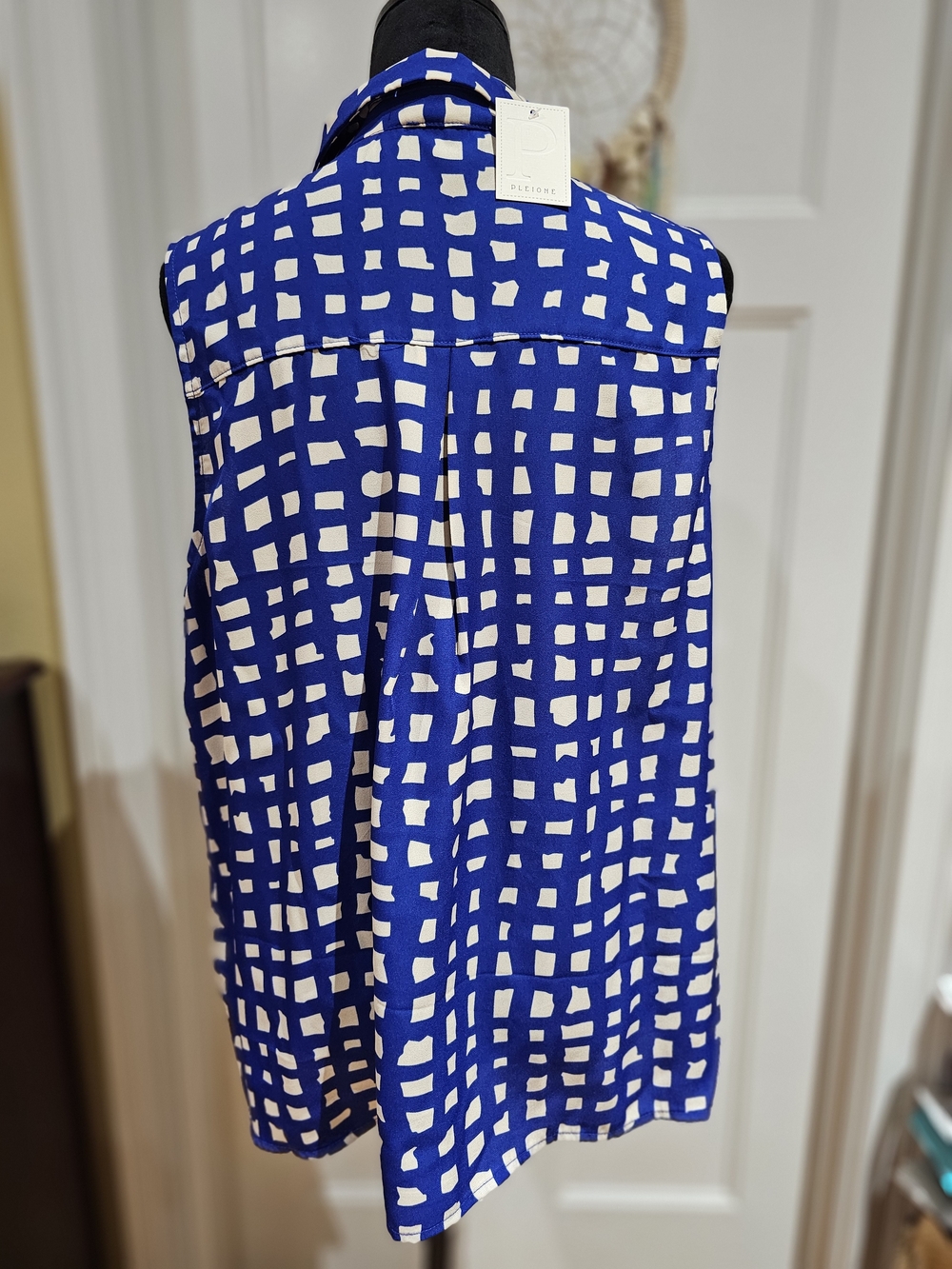 Pleione Blue and White Sleeveless Collared Blouse - Picture 3 of 6